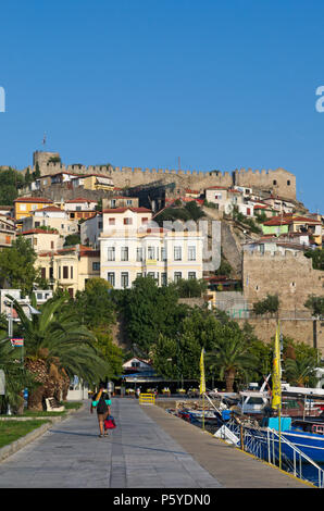 Blick auf den Hafen und die alte Festung Hügel in Kavala, Griechenland Stockfoto