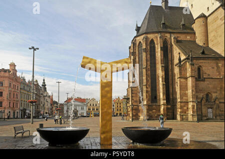 Golden Brunnen im Hauptplatz Namesti Republiky in Plzen, Tschechische Republik Stockfoto