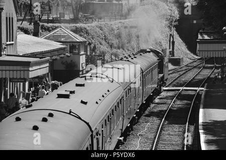 Ein dampf Personenzug an einem Bahnhof in Großbritannien warten Stockfoto