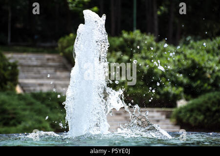 Splash und Schaum von Wasser im Brunnen in Nature Park. Close up Schwall Wasser. Abstrakte natürlichen Hintergrund von Spritzwasser. Selektiver Fokus Stockfoto