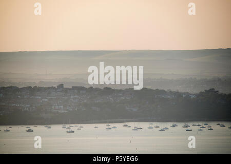 Betrachten von Portland Höhen in Richtung Weymouth, Dorset bei Sonnenuntergang im Juli 2013 Stockfoto