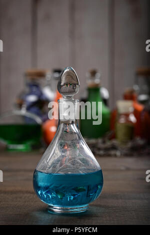 Closeup blaue Zaubertrank in Glasflasche Stockfoto