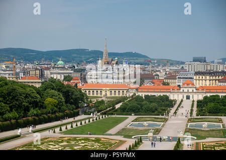 Ein Blick auf die Wiener Skyline aus den oberen Fenstern des Schloss Belvedere, Schloss Belvedere, über das Belvedere Gärten Stockfoto