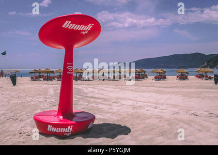 21 Juni 2018, Bico-das-Lulas Strand, Troia, Portugal - eine Buondi Kaffee Werbung Wlan Spot- und Ladestation Stockfoto