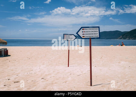 21 Juni 2018, Bico-das-Lulas Strand, Troia, Portugal - Wegweiser, die die Trennung von konzessionierten zone Bereiche Stockfoto