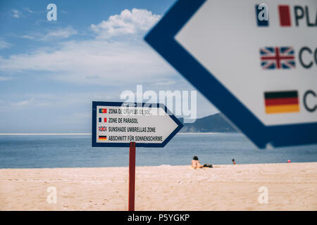 21 Juni 2018, Bico-das-Lulas Strand, Troia, Portugal - Wegweiser, die die Trennung von konzessionierten zone Bereiche Stockfoto