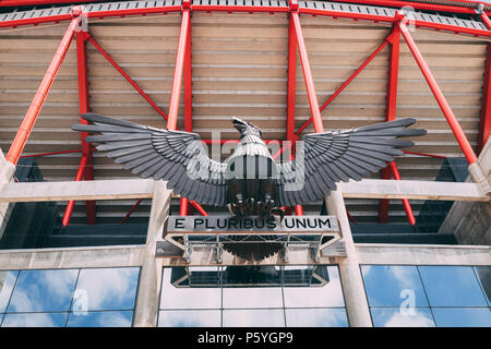 Juni 25th, 2018, Lissabon, Portugal - Adler und E Pluribus Unum motto Statue im Estadio da Luz, das Stadion für Sport Lisboa e Benfica Stockfoto