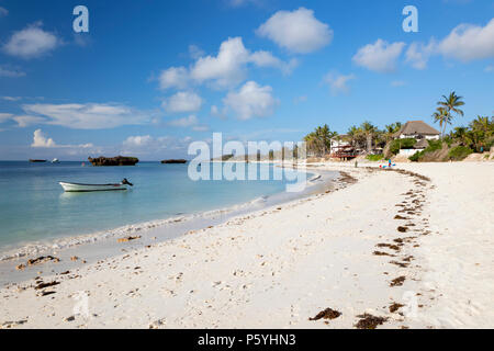 Einen atemberaubenden weißen Sandstrand und das türkisblaue Wasser des Watamu Beach, in der Nähe von Malindi, Watamu, Kenia, Afrika Stockfoto