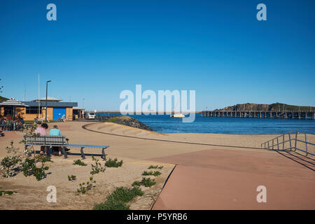 Jetty Watten Park am Jetty Beach, ein Boot vor Anker in der Nähe des Bootsanleger mit Muttonbird Island hinter, Coffs Harbour, New South Wales, Australien Stockfoto