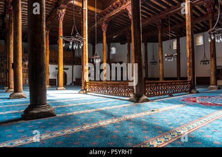 KONYA, Türkei - 15. Juni 2018: 13. Jahrhundert religiöse Architektur Der Esrefoglu Moschee in Beysehir, Konya. Das mit originalen hölzernen Säulen. Stockfoto