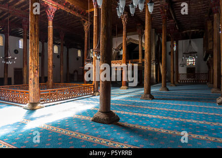 KONYA, Türkei - 15. Juni 2018: 13. Jahrhundert religiöse Architektur Der Esrefoglu Moschee in Beysehir, Konya. Das mit originalen hölzernen Säulen. Stockfoto