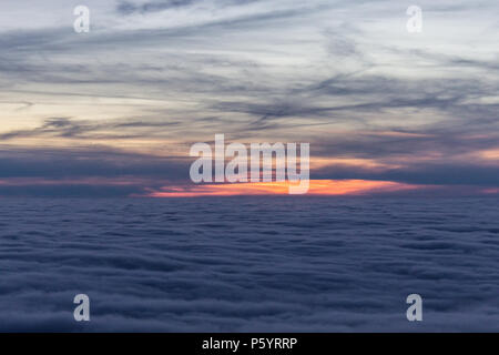 Invertierung Wolken über Tschechische Republik Stockfoto