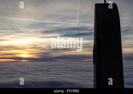 Invertierung Wolken über Tschechische Republik Stockfoto