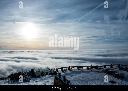 Invertierung Wolken über Tschechische Republik Stockfoto