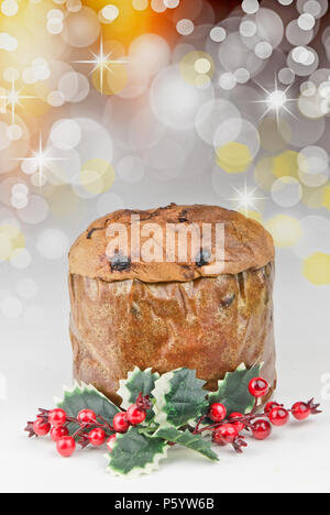 Panettone - traditionelle italienische Weihnachten Kuchen mit Dekorationen Stockfoto