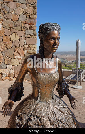 Marieke's Prinsloo 'Lady in Reflektierende Kleidung' in der Skulptur Garten ist ein Teil der Art@DurbanvilleHills Projekt in Durbanville Hills Wine Estate. Stockfoto