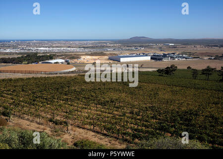 Die Aussicht von Durbanville Hills Wine Estate, Tygerberg Straße, Durbanville, Kapstadt. Stockfoto