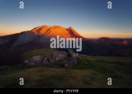 Anboto aus Urkiolamendi Berg in Urkiola im Sunset Stockfoto