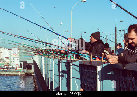 Istanbul, Türkei - 06 Januar, 2018: lokale Fischer auf der Galata Brücke zu entspannen und ihr Hobby in Istanbul, Türkei genießen. Stockfoto