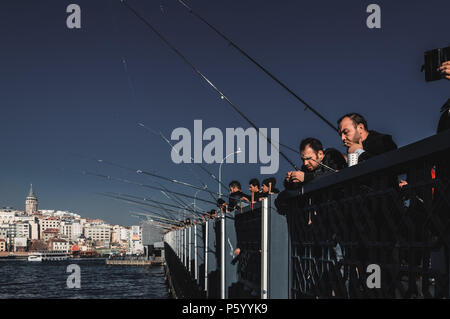 Istanbul, Türkei - 06 Januar, 2018: lokale Fischer auf der Galata Brücke zu entspannen und ihr Hobby in Istanbul, Türkei genießen. Stockfoto