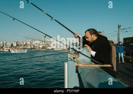 Istanbul, Türkei - 06 Januar, 2018: lokale Fischer auf der Galata Brücke zu entspannen und ihr Hobby in Istanbul, Türkei genießen. Stockfoto