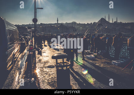 Menschen Silhouetten zu Fuß auf Galata Brücke in Istanbul, Türkei. Urban Ansicht mit Stau und Einheimische. Stockfoto