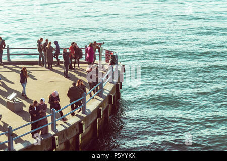 Istanbul, Türkei - 06 Januar, 2018: Menschen seascape Anzeige auf dem Pier in der Nähe der Galata-brücke in Istanbul, Türkei. Stockfoto