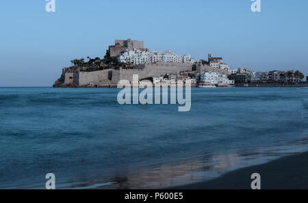 Altstadt auf das Meer. Die Burg von Peniscola, Costa del Azahar in der Provinz Castellon, Spanien. Dieses beliebte Reiseziel ist Loca Stockfoto