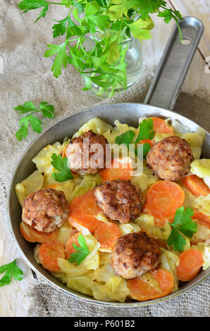 Hackfleischbällchen mit geschmortem Gemüse in der Pfanne Stockfoto