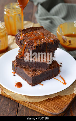 Leckere Brownies mit Karamellsauce, hausgemachte Schokolade Dessert Stockfoto