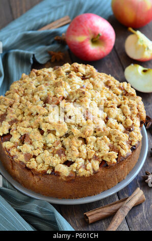 Hausgemachte Apfelkuchen mit Oat Streusel und Zimt Stockfoto