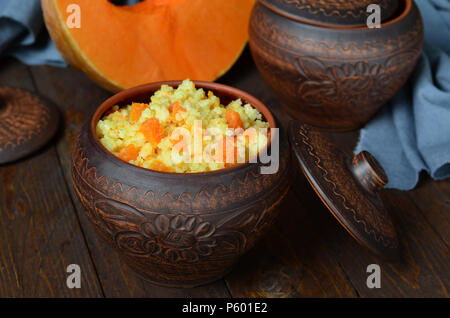 Millet Porridge mit Kürbis in Clay Pot Stockfoto