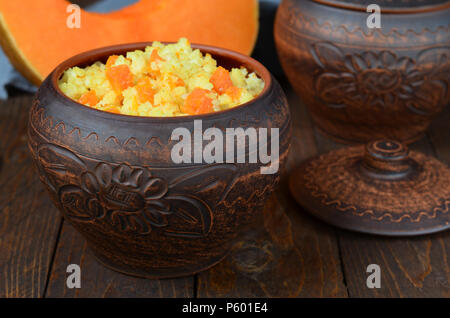 Millet Porridge mit Kürbis in Clay Pot Stockfoto