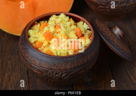 Millet Porridge mit Kürbis in Clay Pot Stockfoto