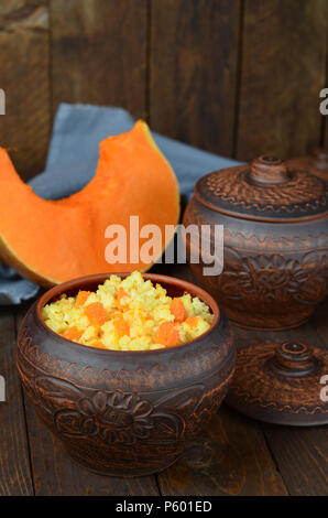 Millet Porridge mit Kürbis in Clay Pot Stockfoto
