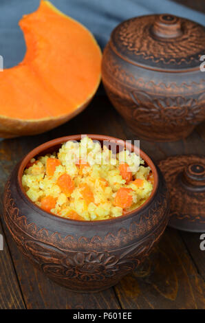 Millet Porridge mit Kürbis in Clay Pot Stockfoto