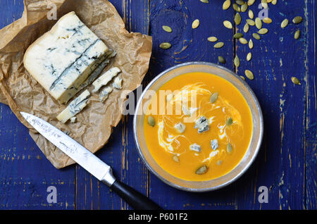 Kürbissuppe mit Blauschimmelkäse und Kürbiskerne Stockfoto