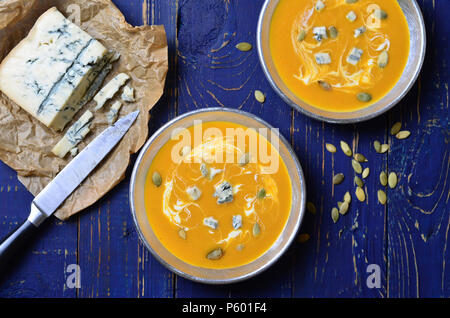 Kürbissuppe mit Blauschimmelkäse und Kürbiskerne Stockfoto