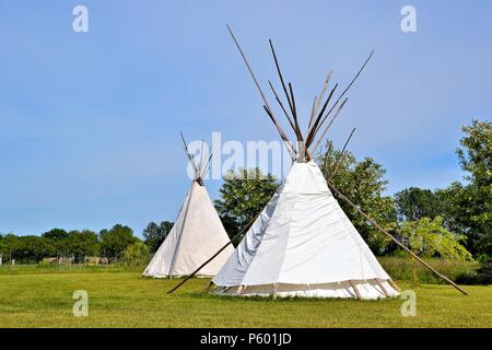 Indische Zelte auf einer Wiese auf einem Campingplatz in Bertingen in Deutschland Stockfoto