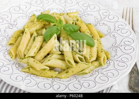 Nahaufnahme der Platte mit Penne Rigate Nudeln mit Basilikum Pesto. Stockfoto