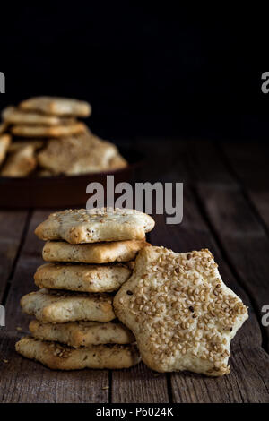 Sternförmige Kekse mit Sesam, gebildet mit sizilianischen Rezept, für den Winterurlaub. Stockfoto