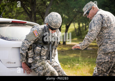 Spc. Nicholas Ladolcetta, einem IT-Spezialisten aus Staten Island, New York, Vertreter der 151 Theater Information Operations, konkurriert in Geheimnis Ereignis treibt ein Fahrzeug der US-Armee die zivilen Angelegenheiten und psychologische Operationen des Befehls 2016 U.S. Army besten Krieger Wettbewerb am Fort Hunter Liggett, Calif., 6. April 2016. In diesem Jahr besten Krieger Wettbewerb bestimmen die oberen noncommissioned Officer und Junior Soldat Soldat, wird USACAPOC in der Armee finden am besten Krieger Konkurrenz später dieses Jahr vertreten. (U.S. Armee Foto von SPC. Khadijah Lutz-Wilcox, UNS Stockfoto