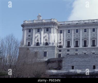 FACHADA OCCIDENTAL DEL PALACIO REAL DE MADRID QUE DA A LOS JARDINES DEL Campo del Moro - Siglo XVIII. Autor: Giovanni Battista Sacchetti (1690-1764). Lage: PALACIO REAL - AUSSEN, MADRID, SPANIEN. Stockfoto