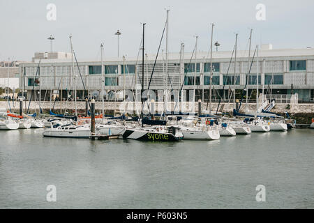 Portugal, Lissabon, 1. Mai 2018: Yacht Club in Belém in der Nähe der Waterfront. Viele Yachten im Hafen Stockfoto