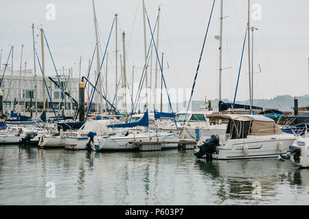 Portugal, Lissabon, 1. Mai 2018: Yacht Club in Belém in der Nähe der Waterfront. Viele Yachten im Hafen Stockfoto