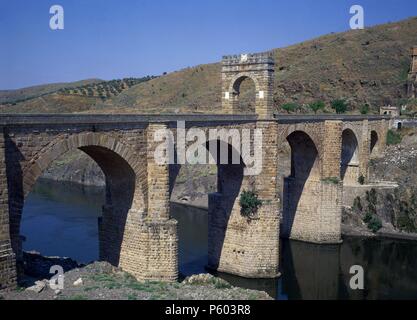 PUENTE DE ALCANTARA CONSTRUIDO ENTRE LOS AÑOS 104 Y 106 - Puente Romano SOBRE EL Rio Tajo. Ort: Römische Brücke, Alcantara, CACERES. Stockfoto