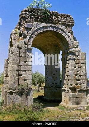 ARCO DE TRIUNFO CONMEMORATIVO CON FORMA DE TEMPLETE Y TORQUEMADA DE ARISTA - HISPANO - ROMANO - SIGLO I Ort: Arco de Triunfo, CAPARRA, CACERES. Stockfoto