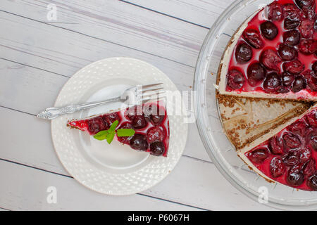 Kalte Käsekuchen mit Kirschen Gelee auf Tabelle Stockfoto