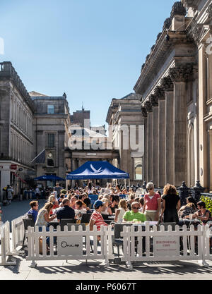 Kunden an einem warmen Sommerabend / später Nachmittag im Außenbereich außerhalb, Royal Exchange Square, Glasgow. Stockfoto