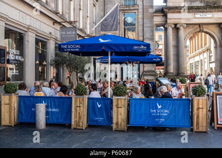 Kunden an einem warmen Sommerabend / später Nachmittag im Sitzbereich im Freien außerhalb des Sozialen auf dem Platz, Royal Exchange Square, Glasgow. Stockfoto